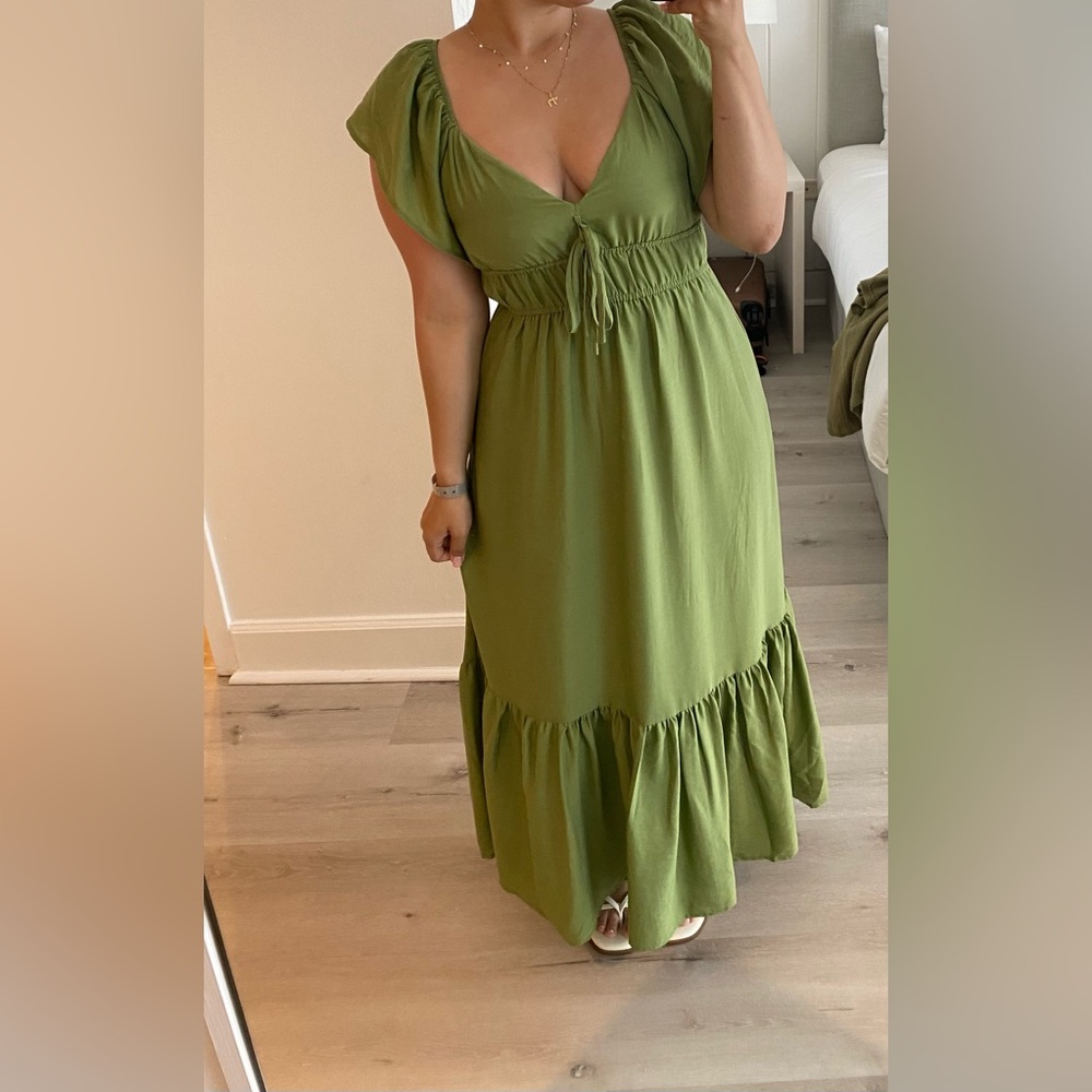 Blu pepper dress. Size large. Brand new! Green dress with frills on arms.